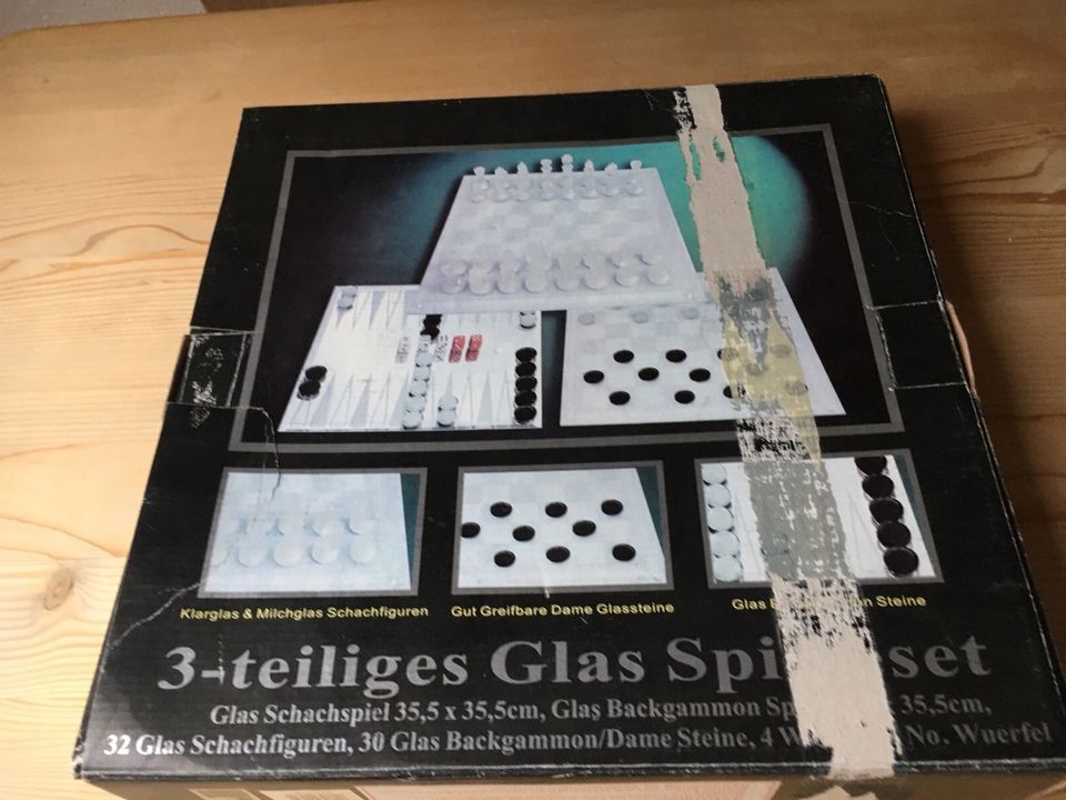 altes Schachspiel aus Glas in Erdweg