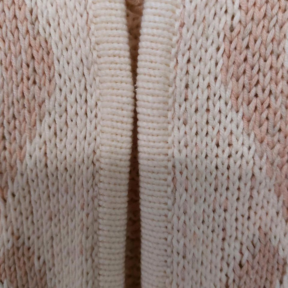 Lange Strickjacke in Offwhite/Rose von Bonita in Berlin