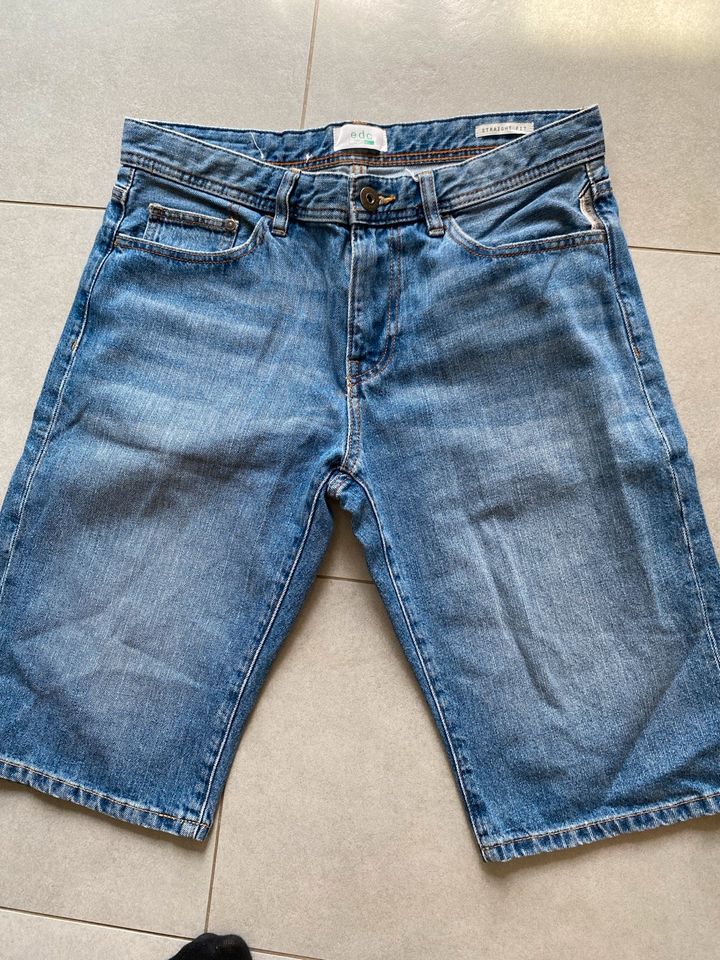 Kurze Herrenjeans EDC Gr. 30 straight fit in Mögglingen