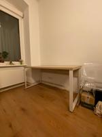 Schreibtisch mit Holzplatte und weißen Beinen Berlin - Neukölln Vorschau