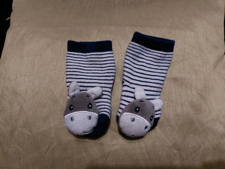 Babyrassel Socken in Größe 0-9 in Büdelsdorf