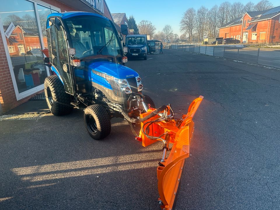 Solis 26 HST Winterdienst Schneeschild Schneepflug Varioschild Schneeräumer Salzstreuer in Meggerdorf