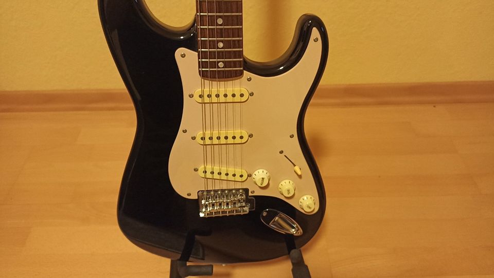 Squier Fender Stratocaster Affinity Strat Gitarre E-Gitarre in Sehnde