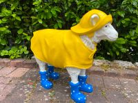 Schaf mit Regenjacke und Stiefel Deko Gartenfigur Blaue Stiefel Rheinland-Pfalz - Waldbreitbach Vorschau