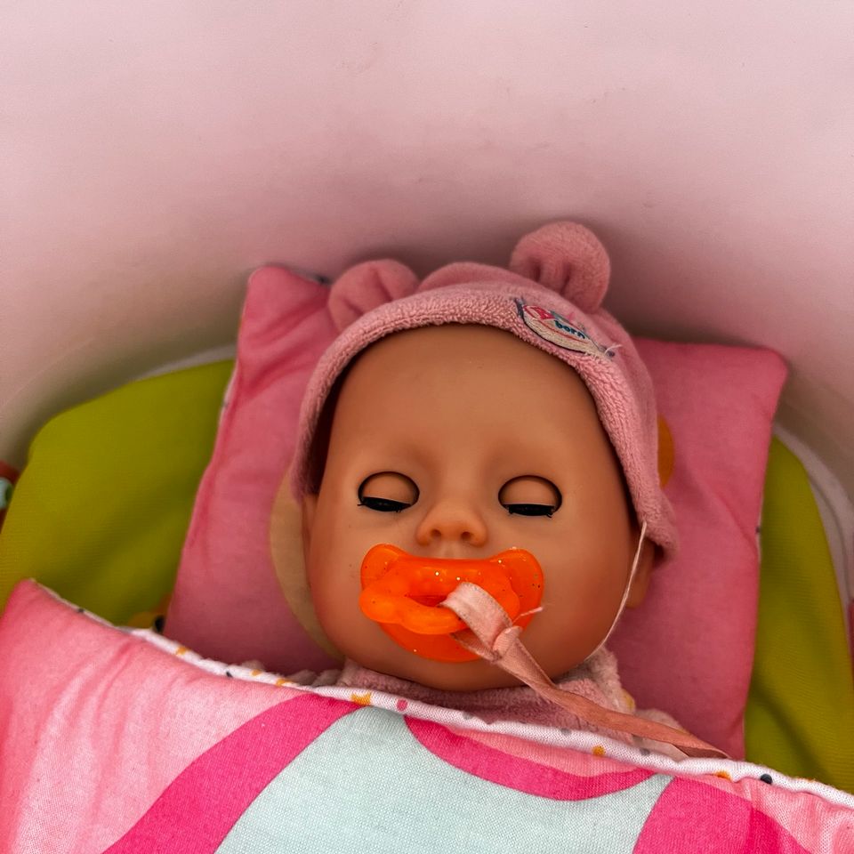 Babybett von Baby Born mit Puppe - Batteriebetrieben in Frankfurt am Main