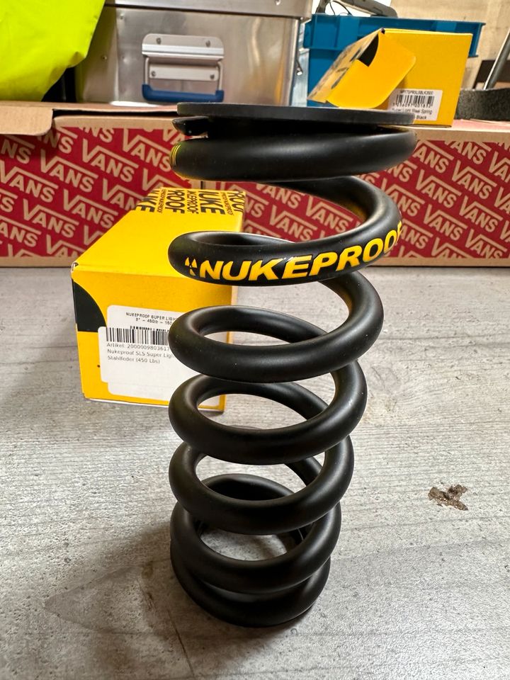 2Stk Nukeproof SuperLightSteel Federn  400/450LBS 2,5-3“ Hub NEU in Altenburg