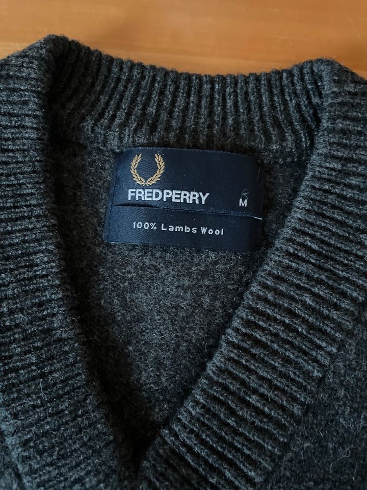 Fred Perry dunkelgrauer Wollpullover in Gr. M in Vechelde