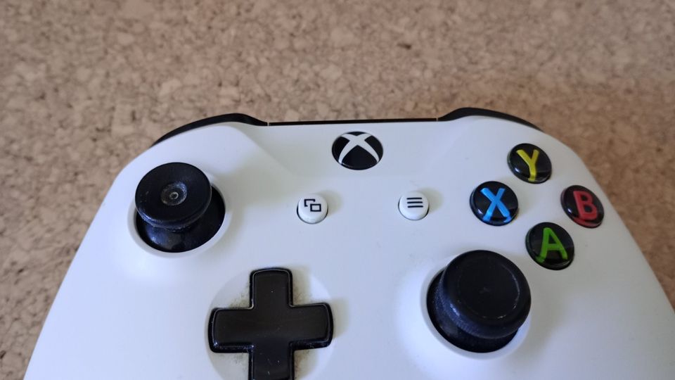 Xbox One X   1 TB mit Controller + Spiele + Zubehör in Melle