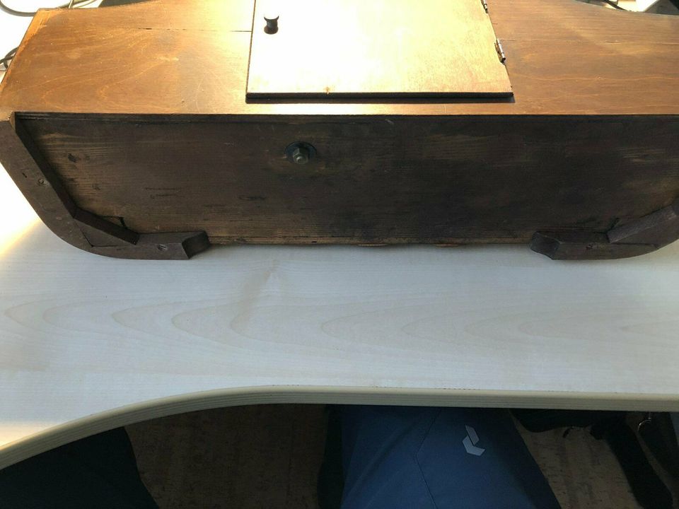 Antike Tischuhr aus Holz in Neubeuern