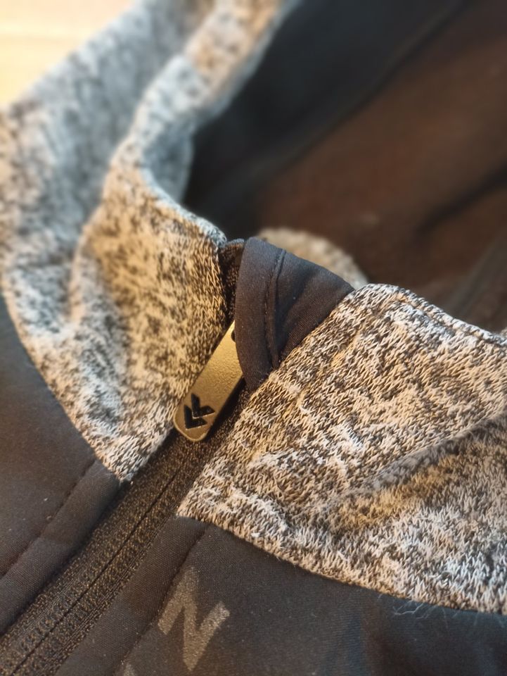 Tolle Softshelljacke Jungen schwarz grau Gr. 134 mit Kapuze in Rabenau