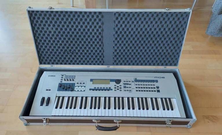 Yamaha MO6 Keyboard Sythesizer inkl. Case in Oberpframmern