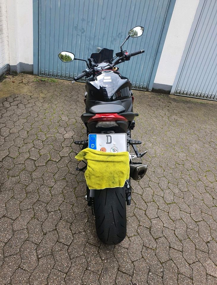 Suzuki GSXS 1000 TÜV neu, Scheckheft, frische Inspektion, Sturzpa in Düsseldorf