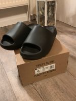 Yeezy Slides Onyx Größe 46/ UK 11 Niedersachsen - Aurich Vorschau