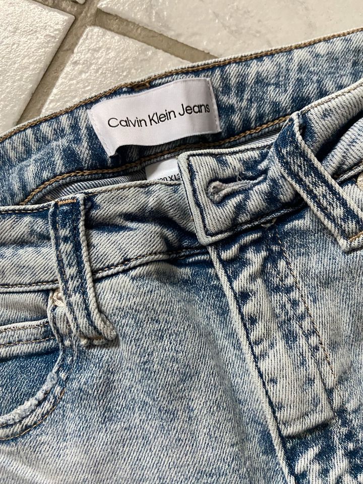 neuwertige Jeans von Calvin Klein Gr. 30/32 in hellblau in Barntrup