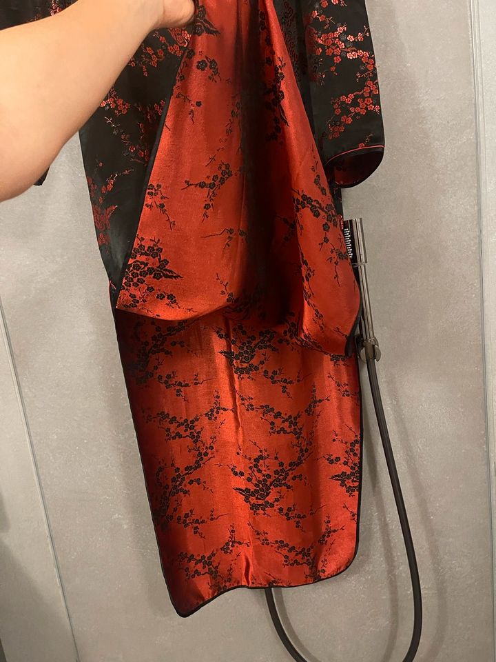 Original Geisha Kleid aus Seide Rot und Schwarz in Horben