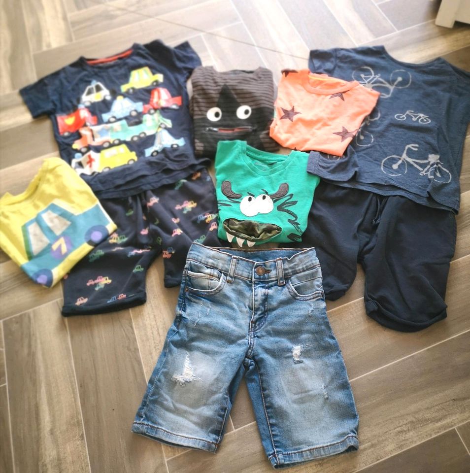 Junge Paket Shorts Jeans Oberteile Next und Zara in Berlin