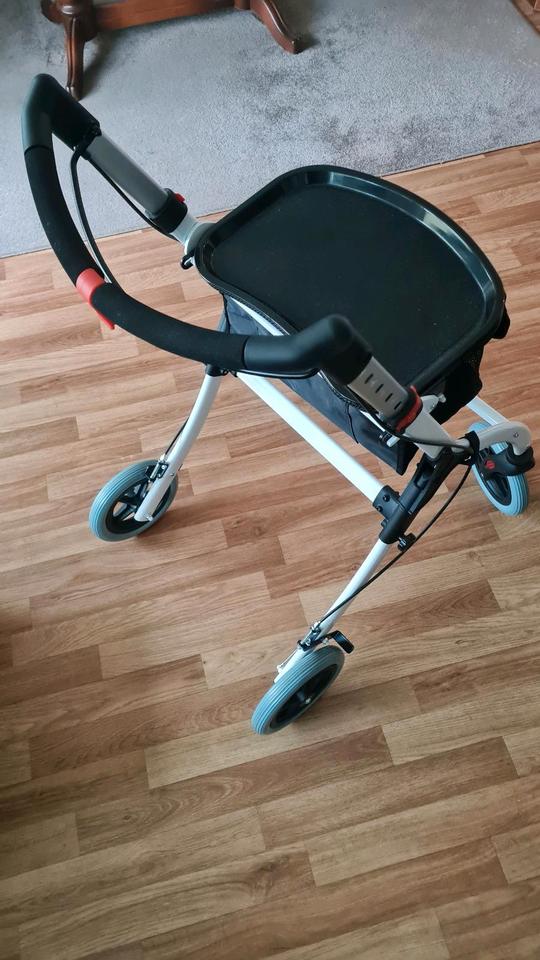 Rollator Firma Vocic Z32 Gehhilfe Innenrollator Stubenrollator in Berlin