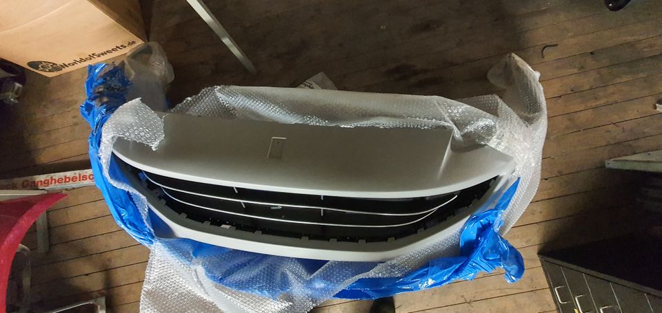 Ferrari Portofino Stoßfänger mit grill in Hildesheim