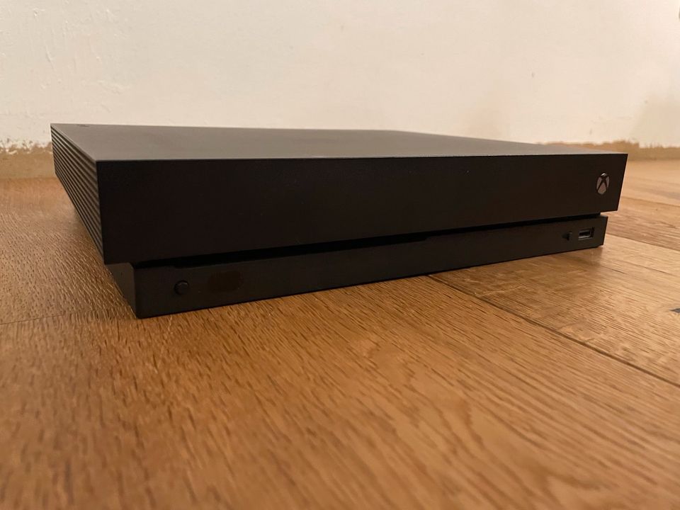 Xbox One X - 1TB - inkl. Custom Scuff Controller in Melbeck