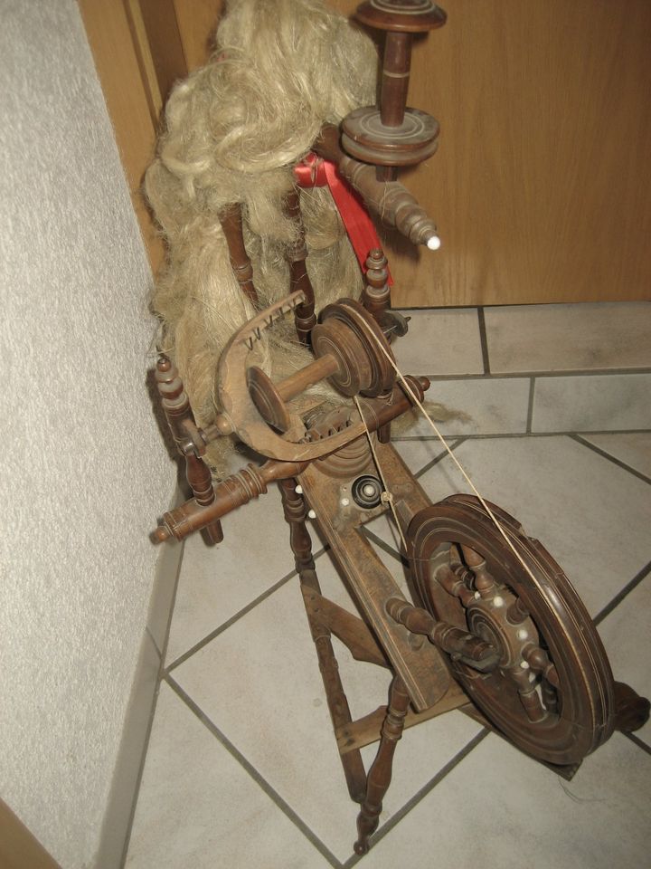 altes Spinnrad 50er Jahre, 60 cm x 35 cm, Höhe 84 cm in Birkenheide