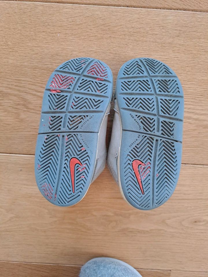 Turnschuhe Nike Größe 24 mit Klett in Wiehl