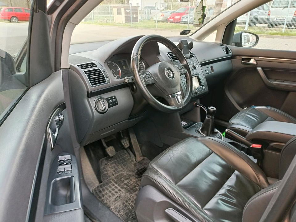 VW Touran 2.0 TDI Navi Sitzheizung Leder Klima Kamera AHK PDC alu in Frankfurt (Oder)
