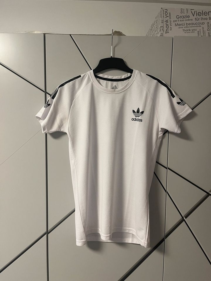 2x Adidas Tshirts XS im Set in Köln