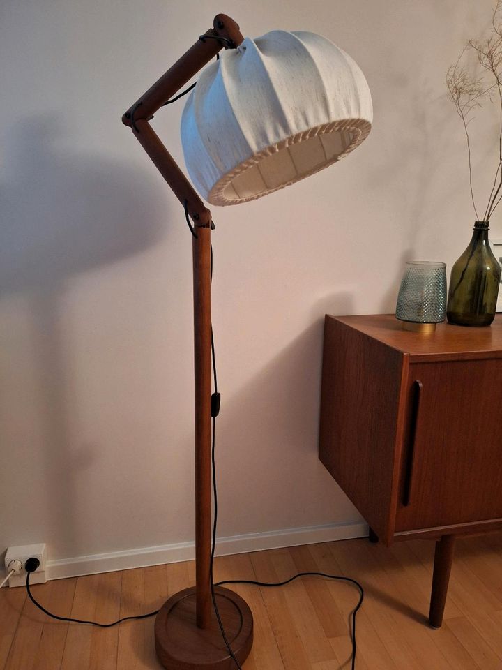 Lampe,Stehlampe,Teak, Mid Century,Vintage, Lampenschirm aus Stoff in Berlin