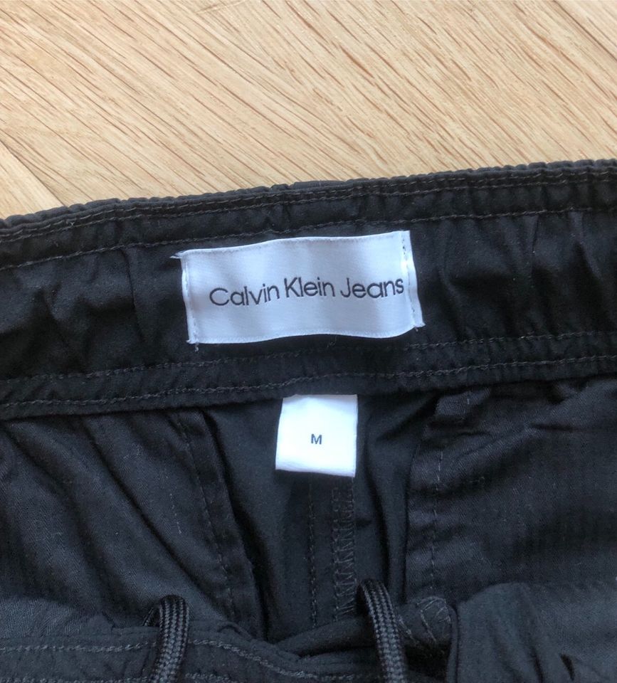 NEUE Calvin Klein Jeans Premium Essentials Woven Pants Cargohose in Warstein