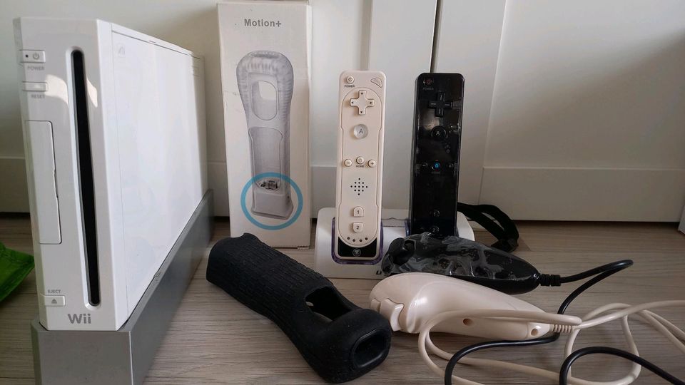 Wii mit Spielen und Zubehör in Leverkusen