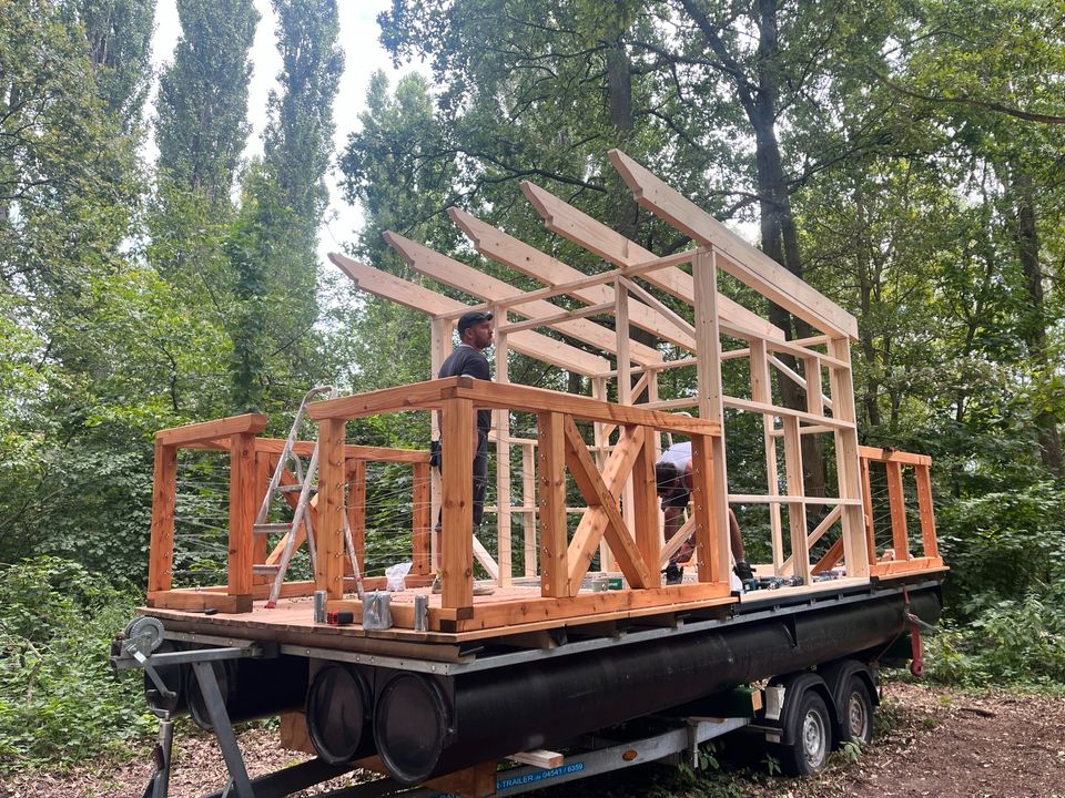 Hausboot,Kajütboot,Motorboot,Boot mit Straßentrailer und Motor in Berlin