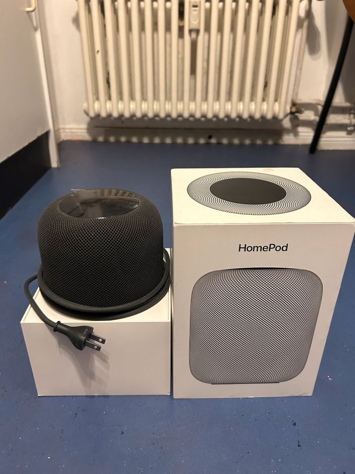 Apple Homepod (1st Gen + US power connection) in Berlin