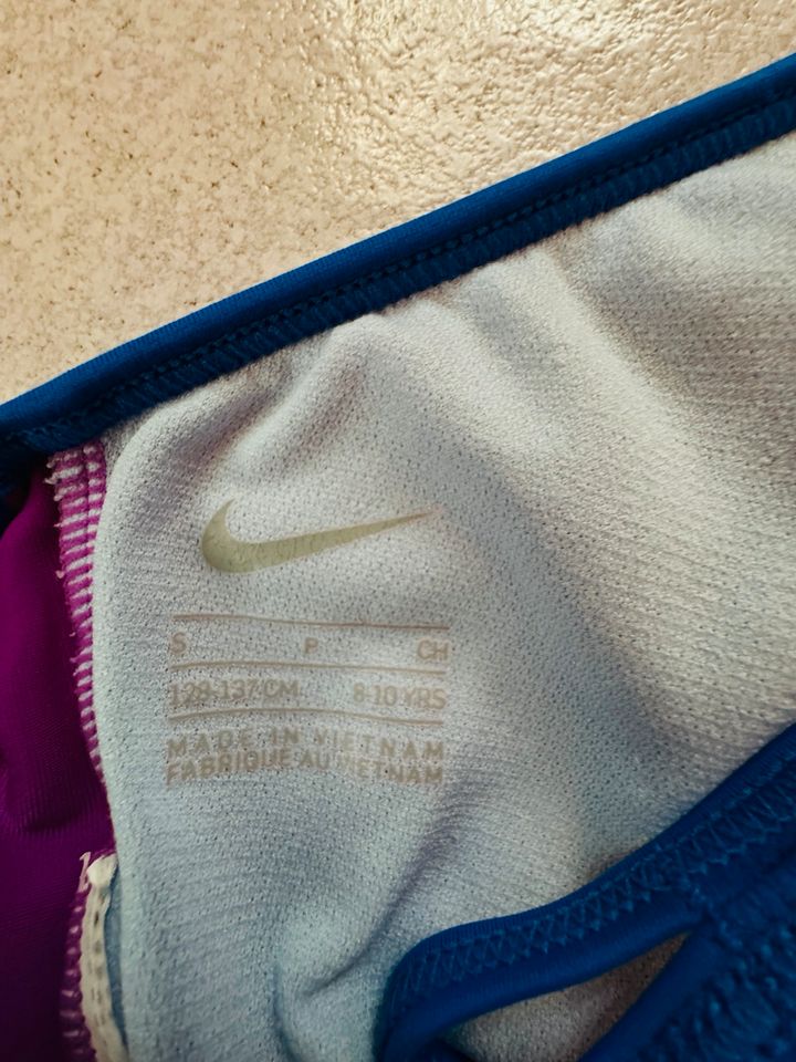 Nike Badeanzug lila Gr 128 134 8-10 Jahren in Hochspeyer