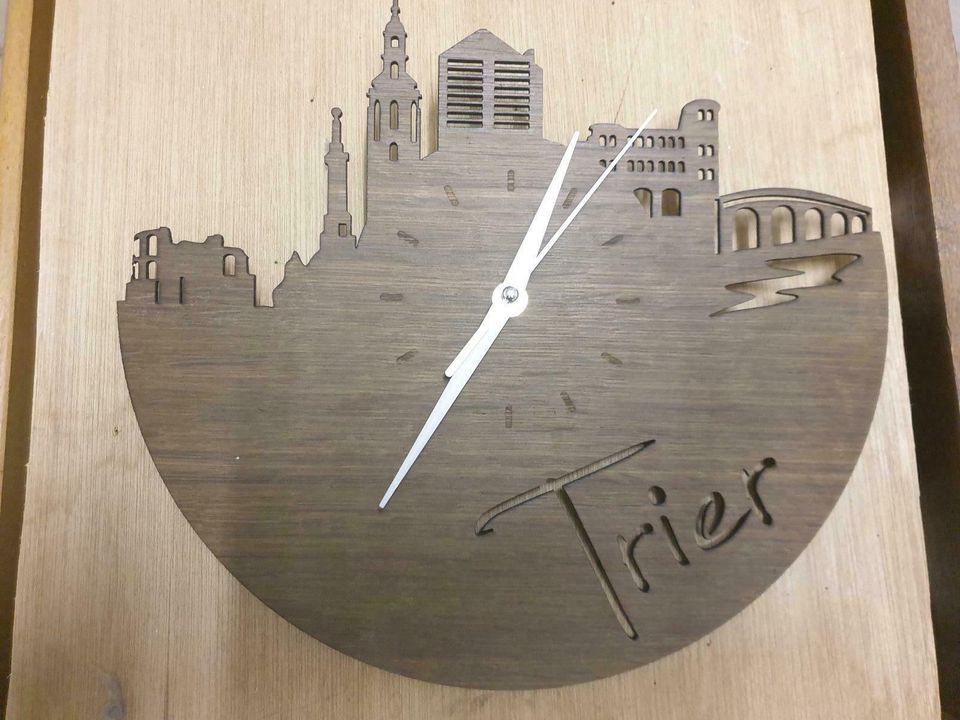 Wanduhr Skyline Trier, Eiche geräuchert in Speicher