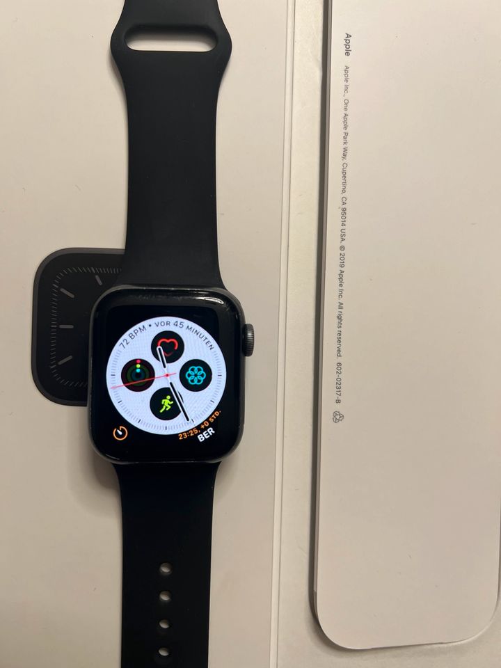 Apple Watch Series 5 40mm gps mit Original Sport Armband in Centrum