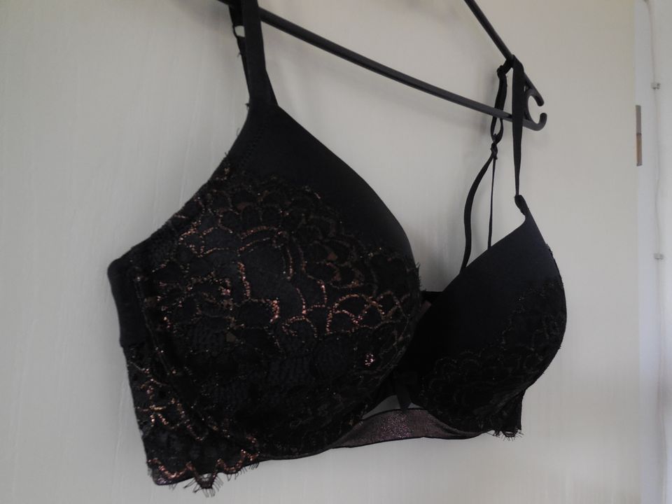 Hunkemöller BH Bianca 80 D schwarz Push-Up perfect plunge HKM in Berlin