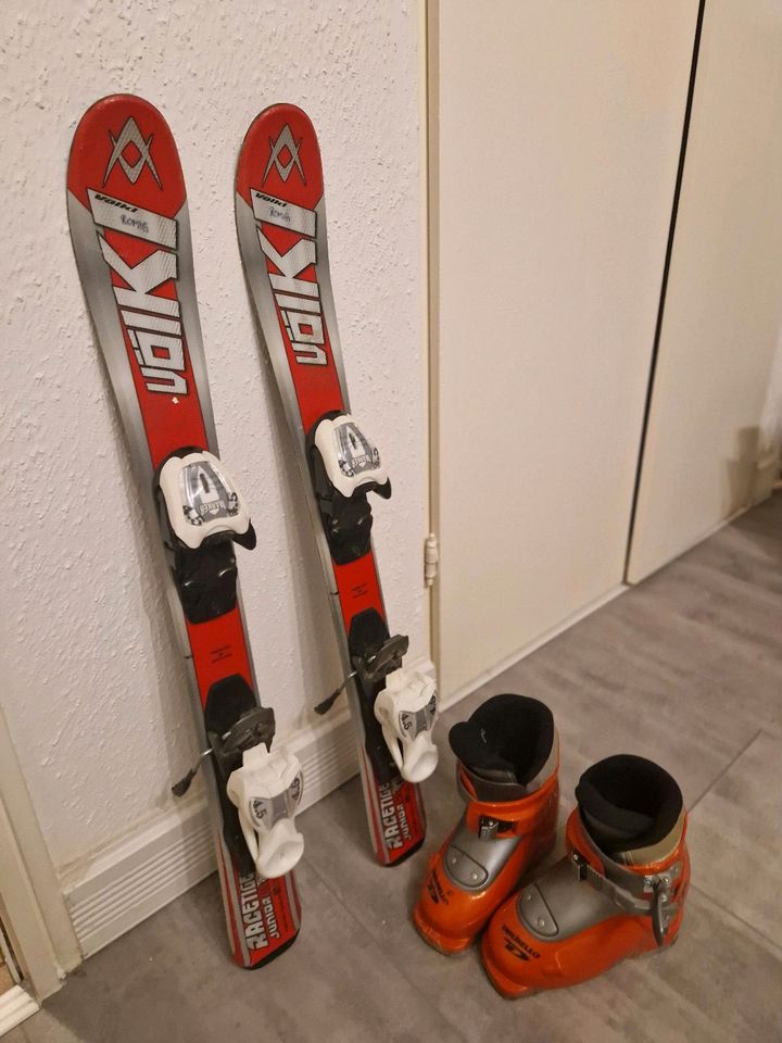 Skier 78 cm mit Skischuhe gr 18 in München