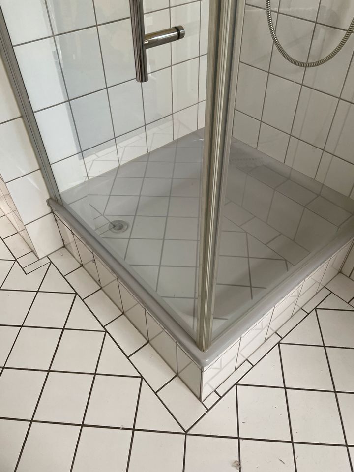 Duschabtrennung und passende Tür aus Echtglas in Wuppertal