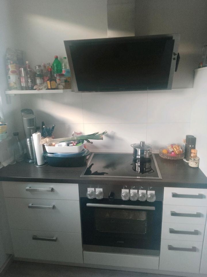 Küche mit E-Geräten in Burbach