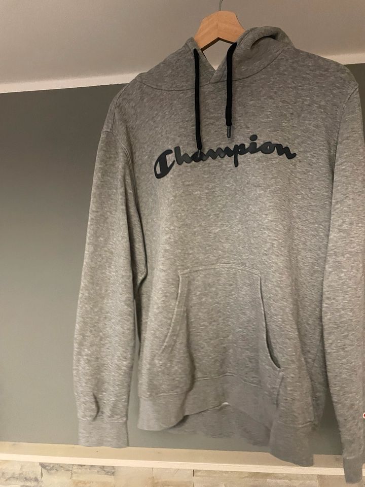 Champion Hoodie Grau M in Frasdorf