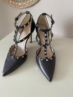 Lodi Spitze Riemchen Pumps mit Nieten Valentino Stil Größe 41 Bayern - Lauf a.d. Pegnitz Vorschau