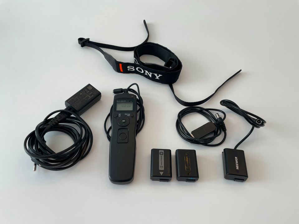 Sony Alpha 6300 mit Zeiss Vario-Tessar 4/16-70 und Zubehör in Mansfeld