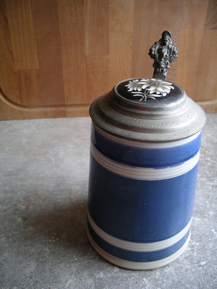 blauer  Bierkrug mit Enzianmedaille Porzellan Zinndeckel in Neusäß