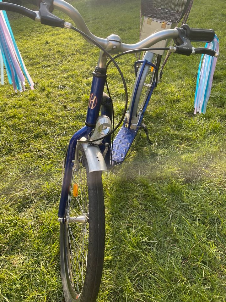 Blauer Tretroller für Erwachsene mit Korb in Wuppertal