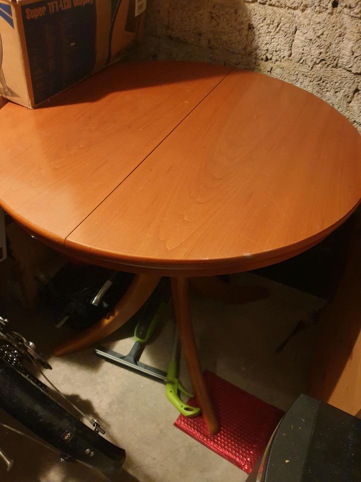 Runder Tisch mit Stühlen in Frankfurt am Main