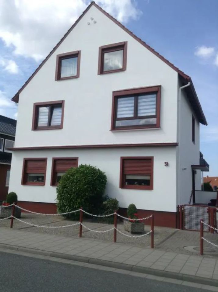 Gepflegtes Drei-Familien Haus mit vier Garagen und Garten in Bremerhaven