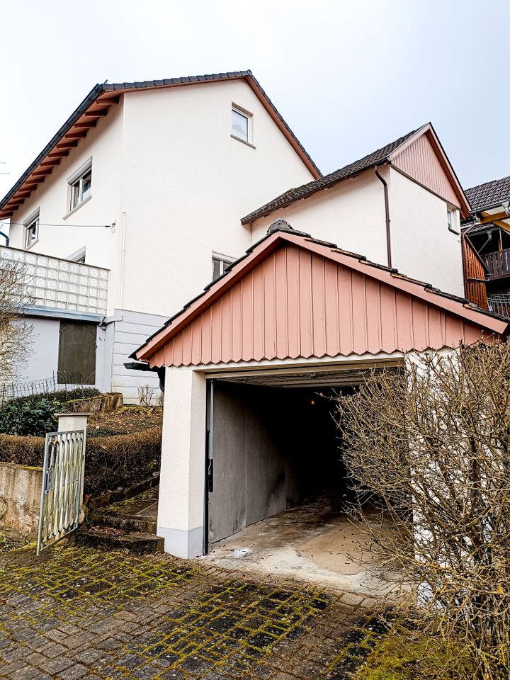 Gepflegtes Einfamilienhaus mit Terrasse, Balkon, überdachter Freisitz und 2 Garagen in Rödental