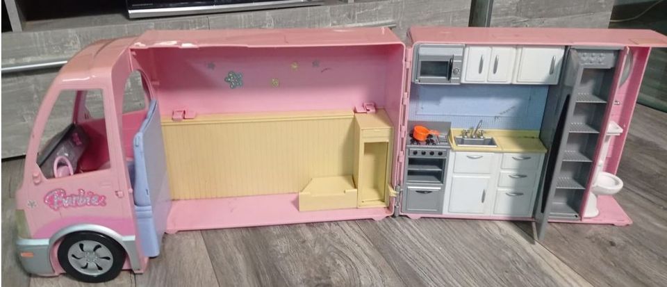 Barbie XL Sammlung Villa Krankenwagen Zug Flugzeug Wohnmobil Haus in Winsen (Aller)