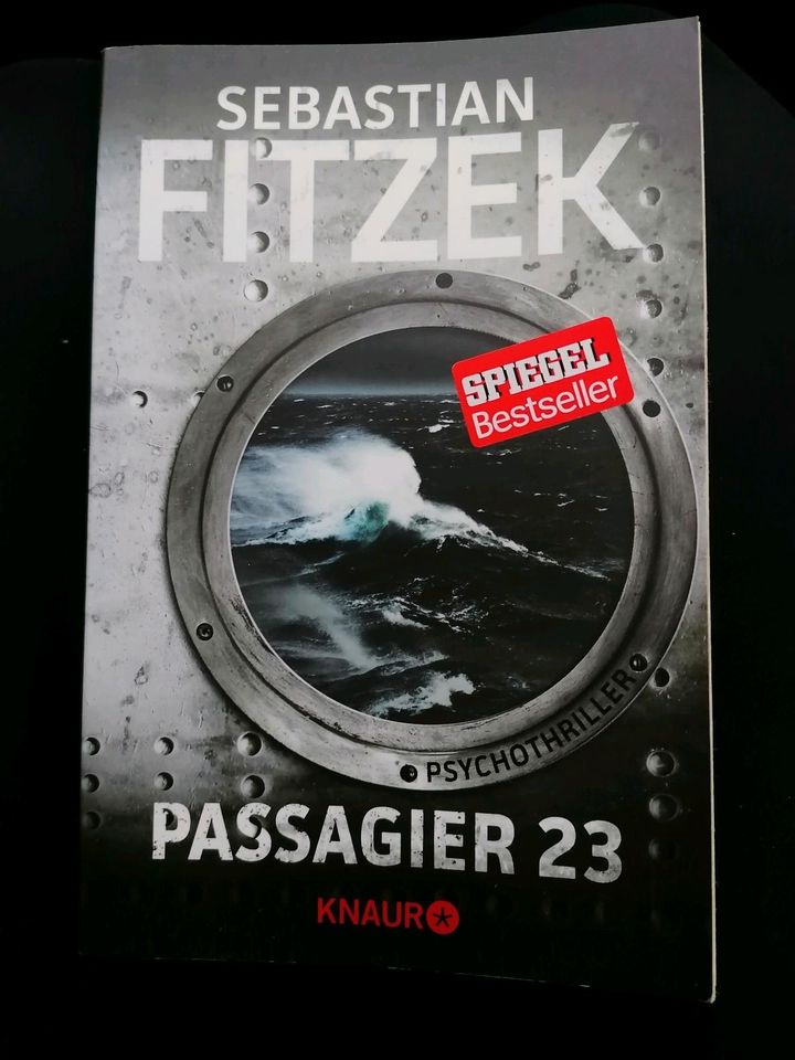 Sebastian Fitzek Buch "Passagier 23" in Stuttgart