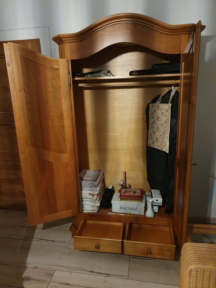 Kleiderschrank / Bauernschrank Kirsche in Neuenrade